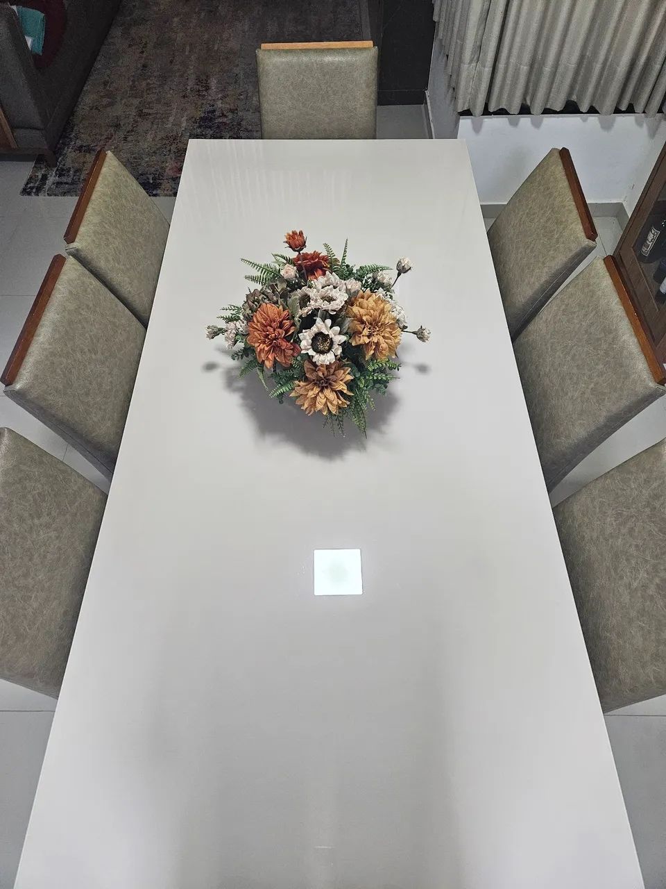 Mesa de Jantar Branca + 8 Cadeiras Estofadas - Foto 2