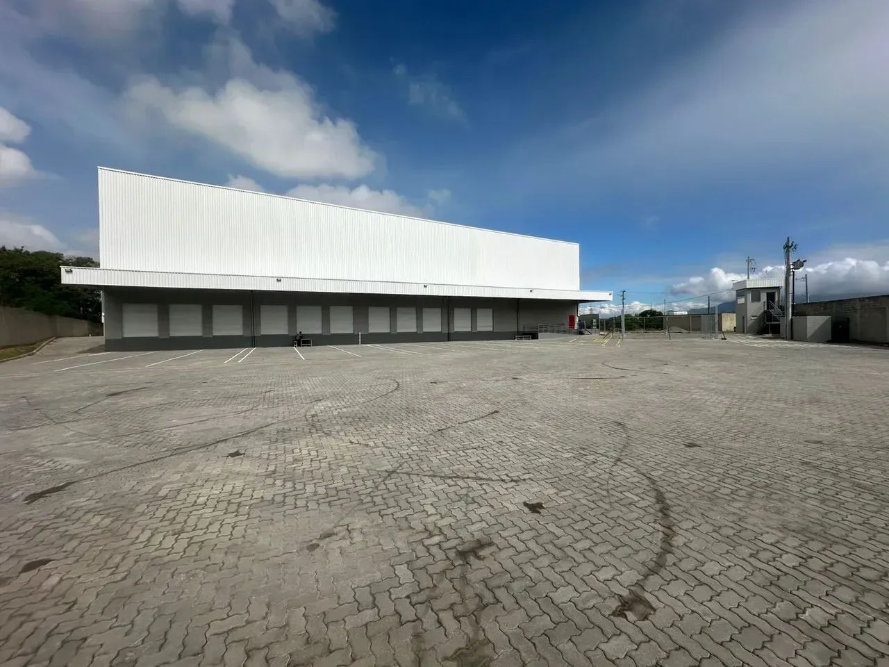 Galpão com área total de 4500m² no Civit II