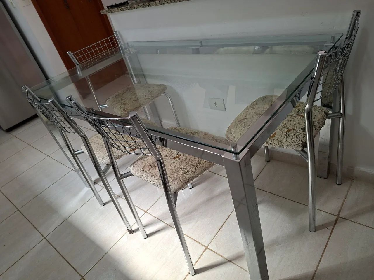 Mesa vidro con 4 cadeiras 