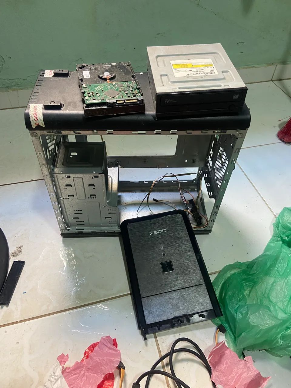 2 Monitores + Gabinete com Peças - Lote - Foto 5