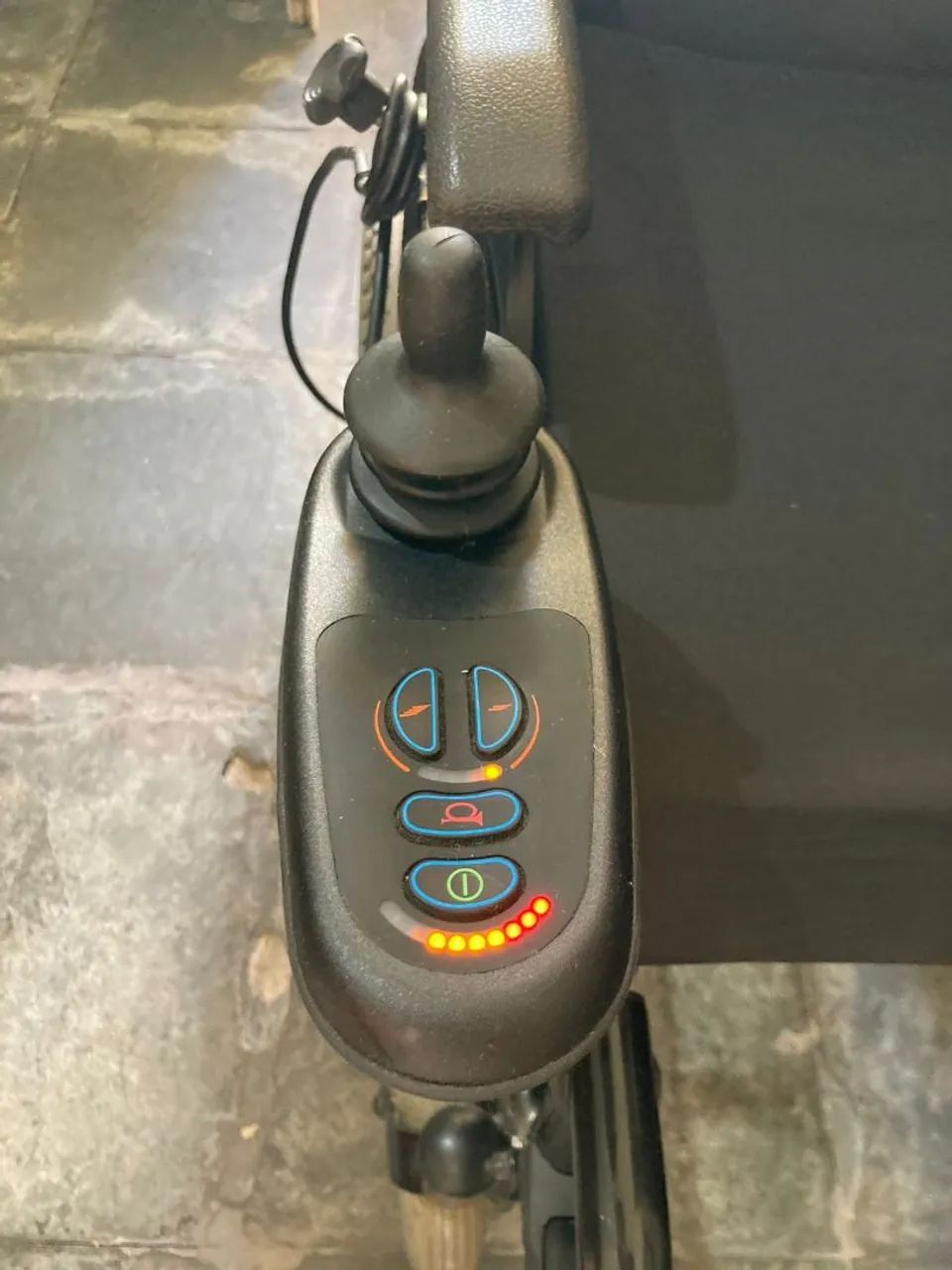 Vendo cadeira de rodas motorizada  - Foto 4