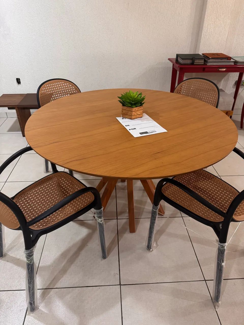 Mesa em madeira de quatro lugares 