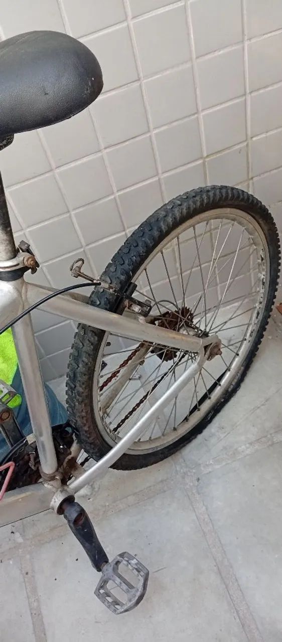 Vendo bicicleta,os pneus baixos e com uma folga. - Foto 5