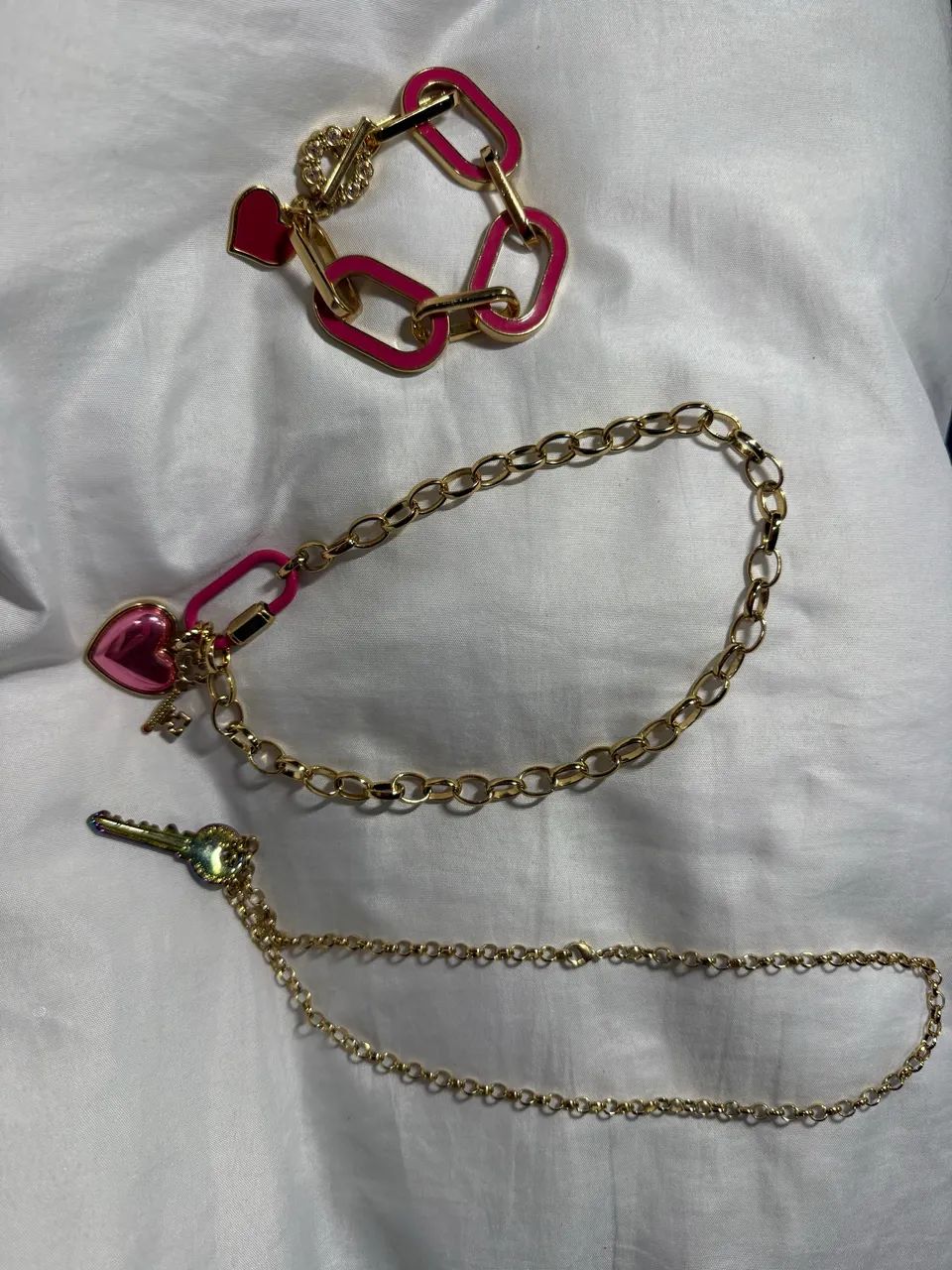 Pulseira e cordões 