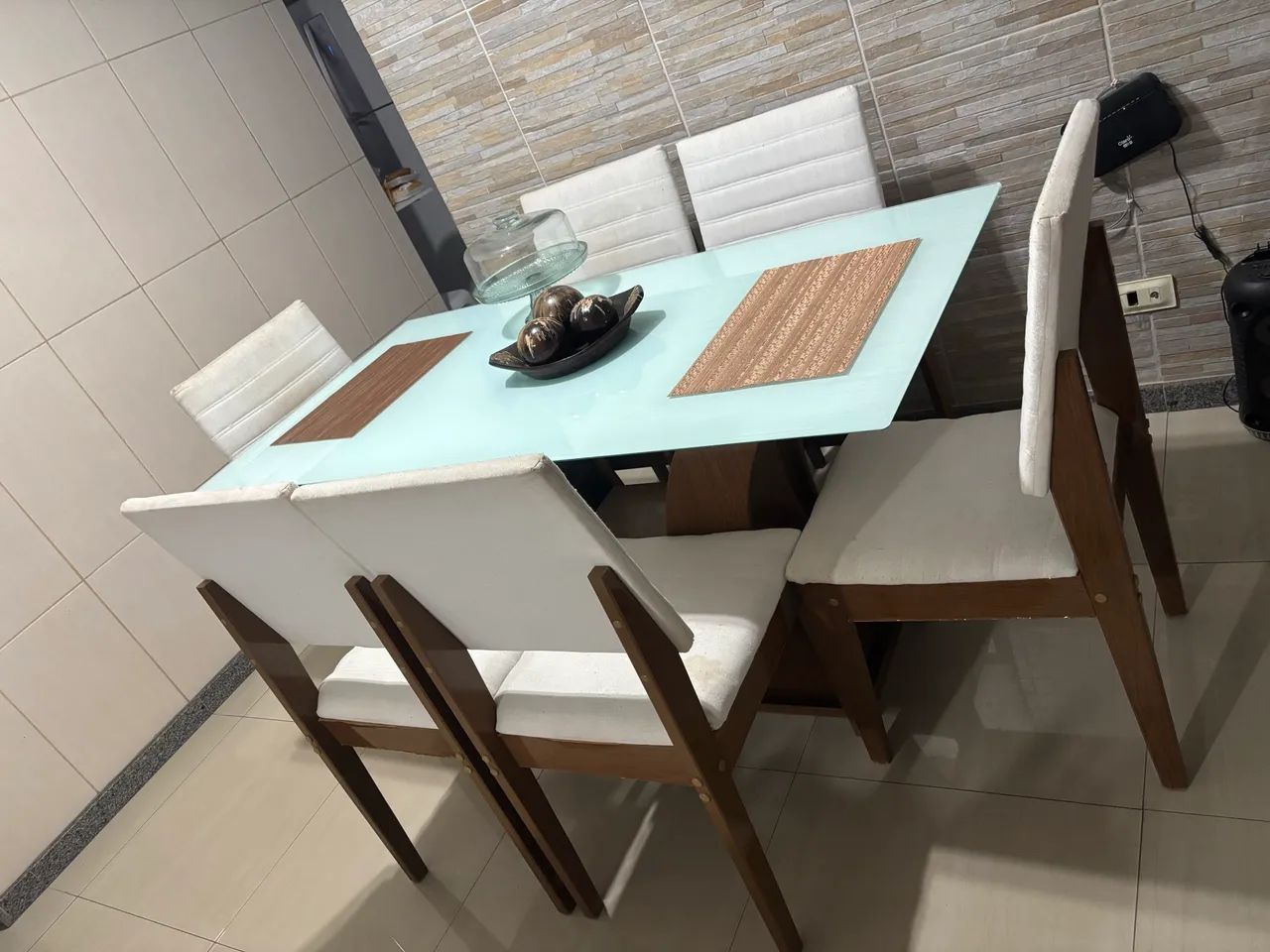 Vende-se uma mesa de 6 cadeiras 