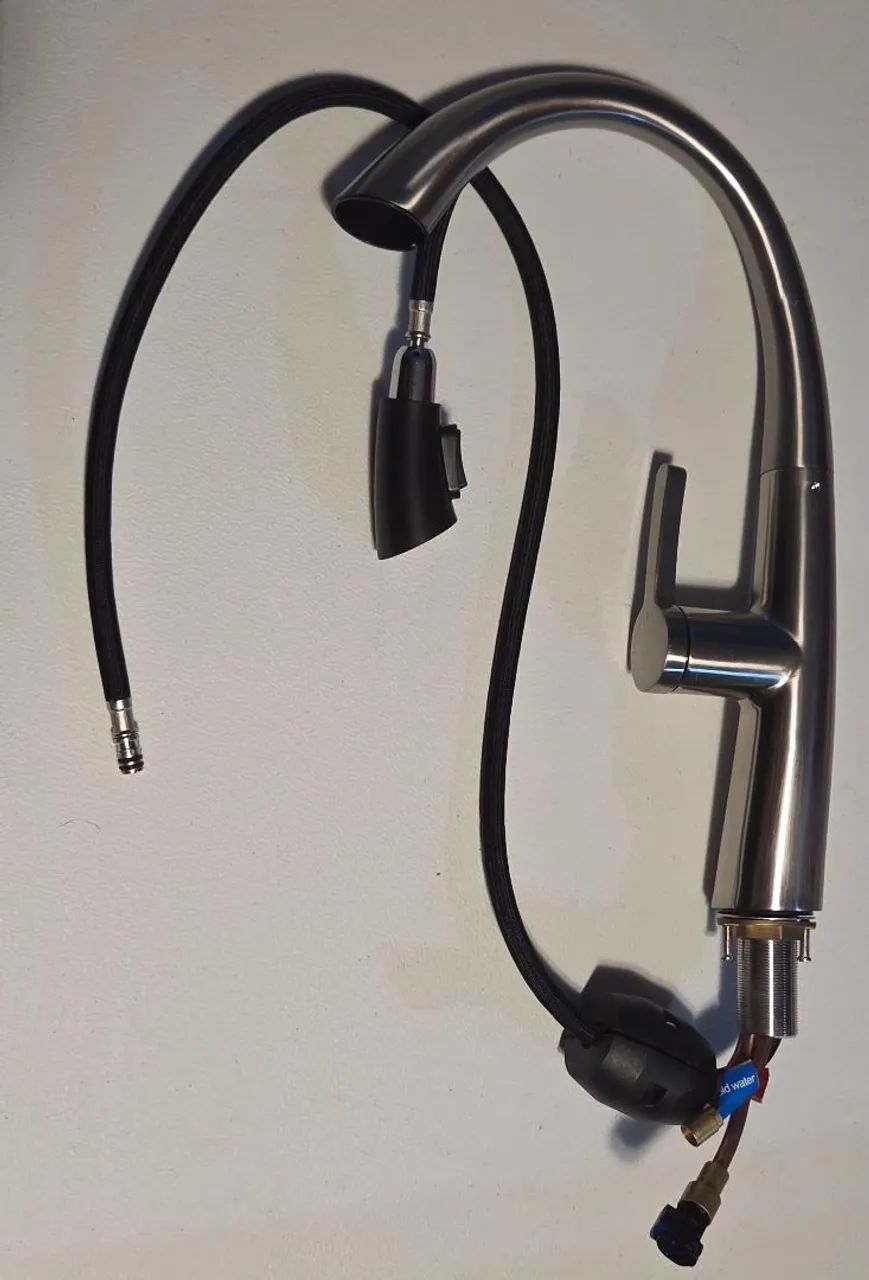 Single-lever kitchen faucet with extendable gourmet showerhead