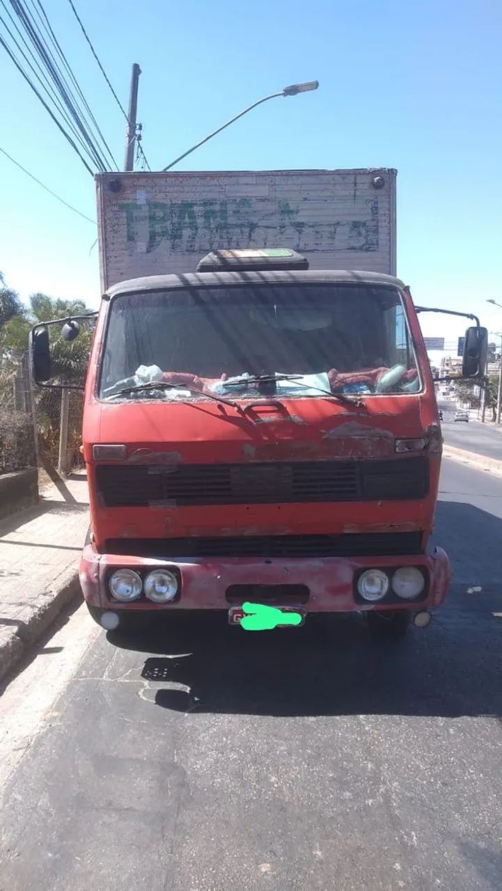 Caminhão toco baú 