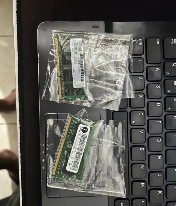 Memórias RAM é de 2gb e a outra 8gb