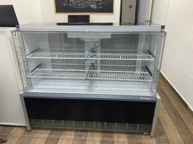 itrine Refrigerada Ar Forçado GPFA-140R PR Preta Gelopar Vidro Reto - Foto 2
