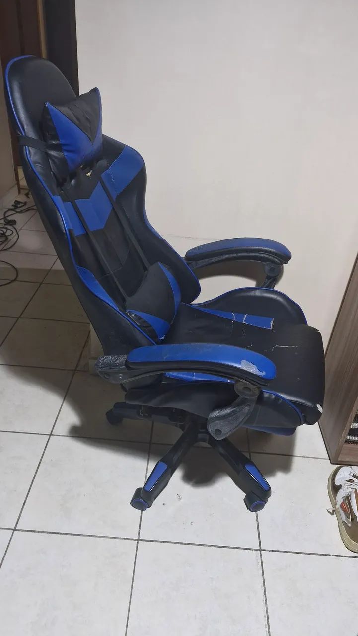 Cadeira gamer usada e com sinais de uso