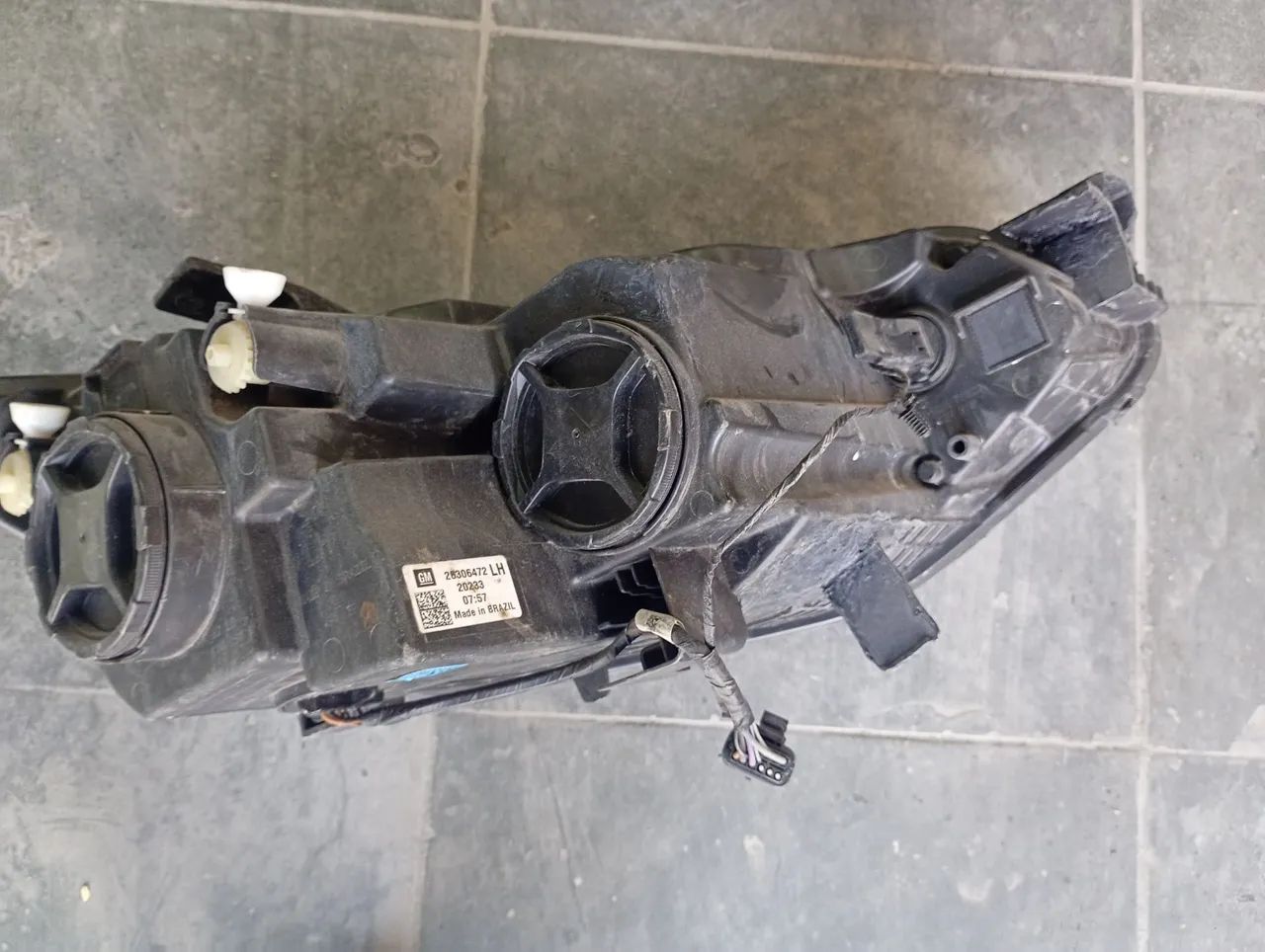 Farol do Tracker 2019 2022 2025 lado esquerdo original  - Foto 4