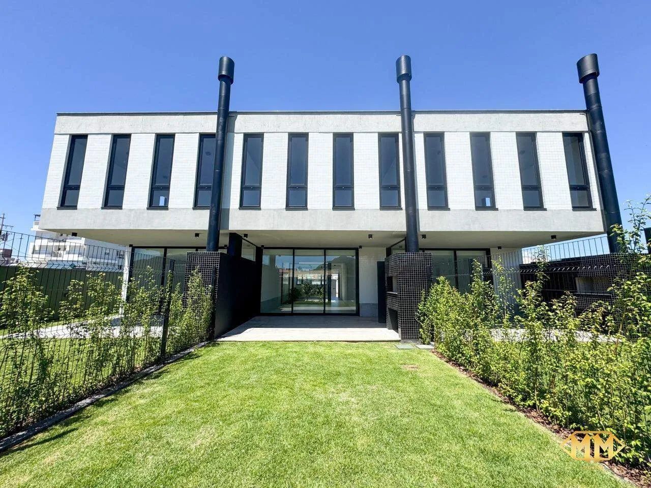 Casa Nova com 3 Dormitórios, Jardim e Área Gourmet