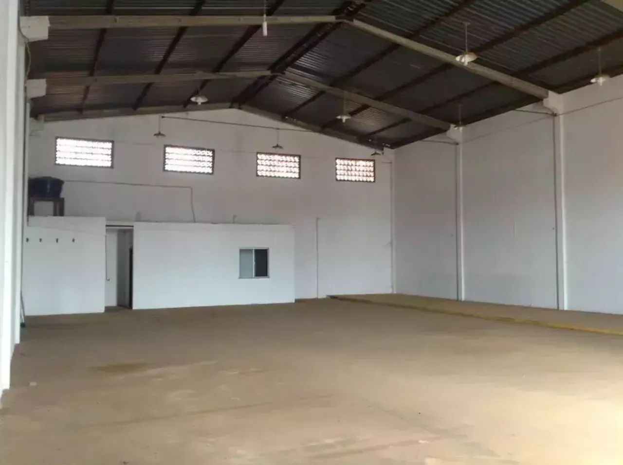 COMPLEXO DE GALPÕES COM METRAGEM 600M², PRÓXIMO A ENTRADA DA CIDADE, COM PÁTIO AMPLO, SEGU - Foto 5