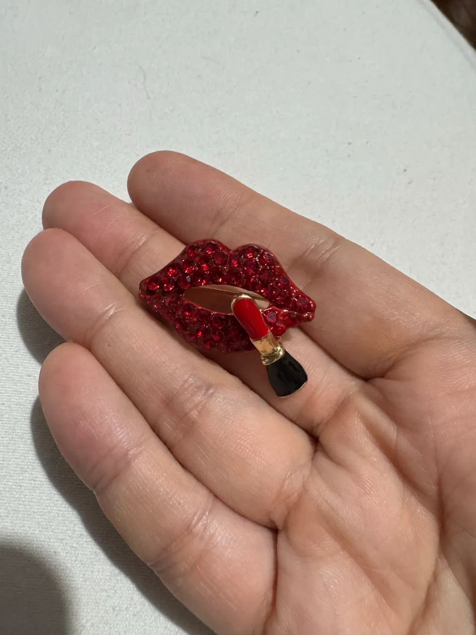 Broche de batom e bota vermelha com strass - Foto 4