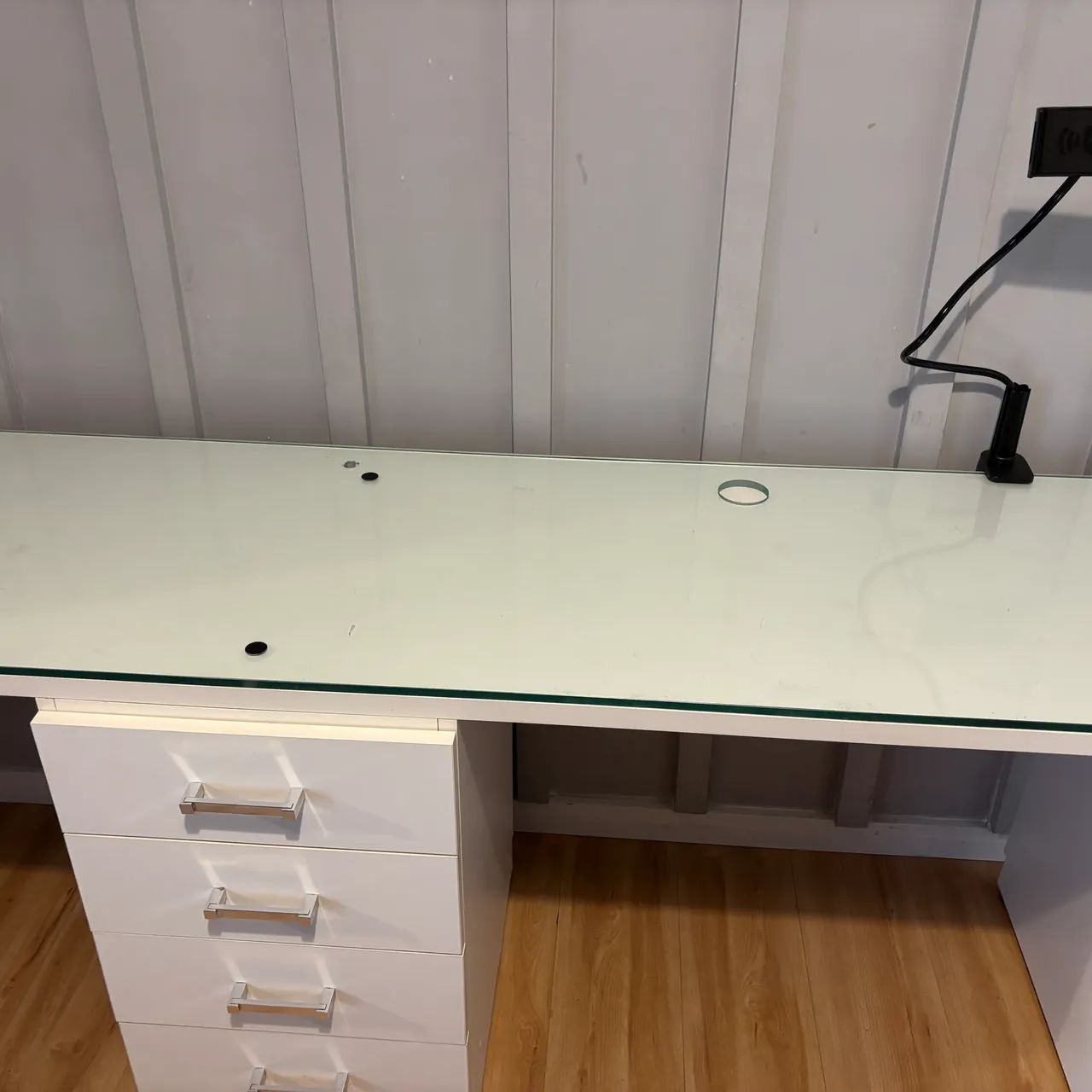 Bancada de quarto de MDF branco com vidro  - Foto 3