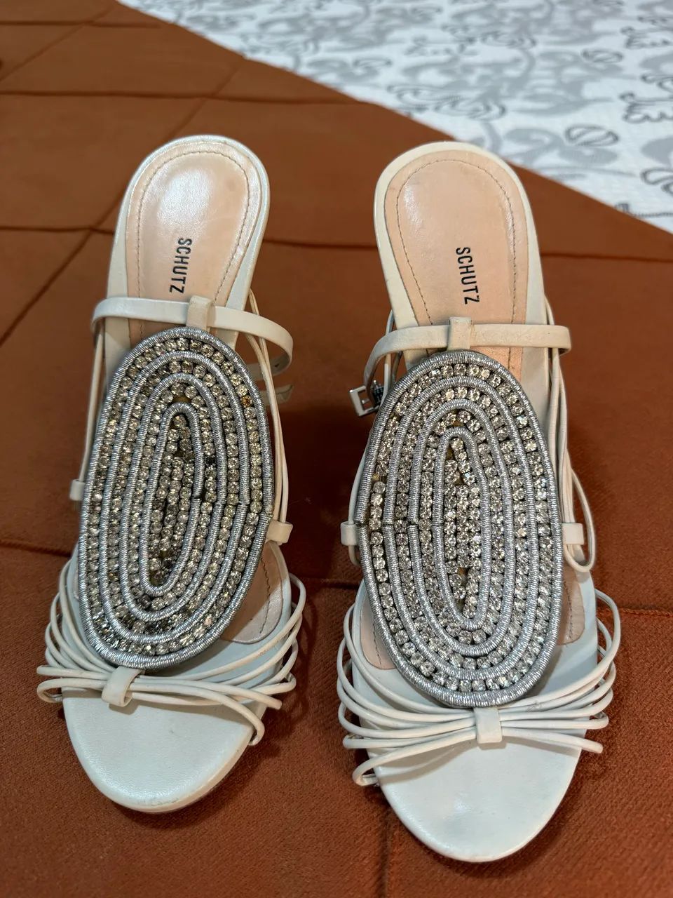 Sandália Schutz - Couro Off White - Pedraria - Salto Alto