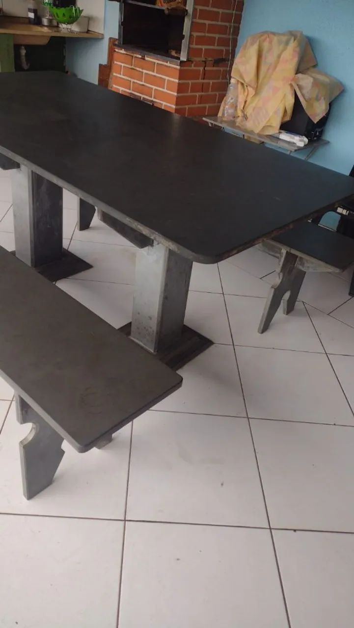 Mesa de pedra e 2 bancos