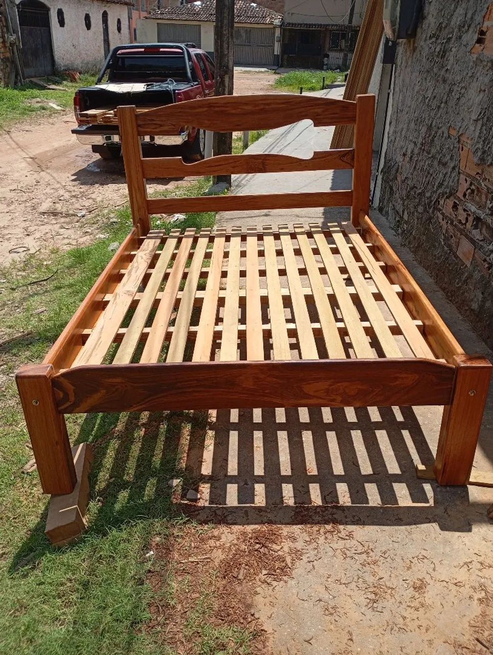Vendo cama de madeira maciça 