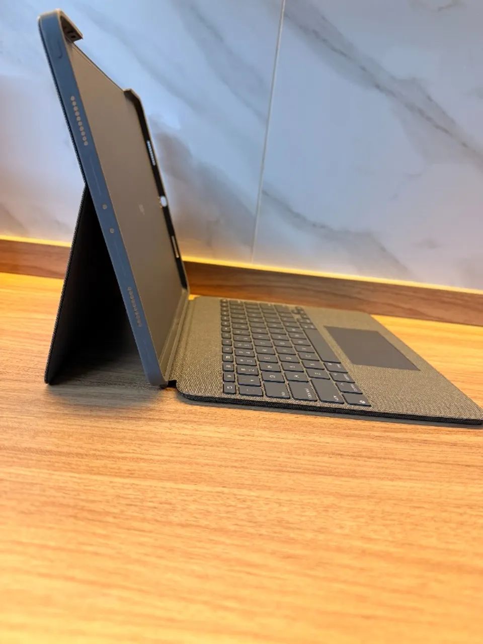 Capa com teclado Logitech Combo Touch para iPad Pro 12,9" - 5ª e 6ª Geração | 920-010097 - Foto 2