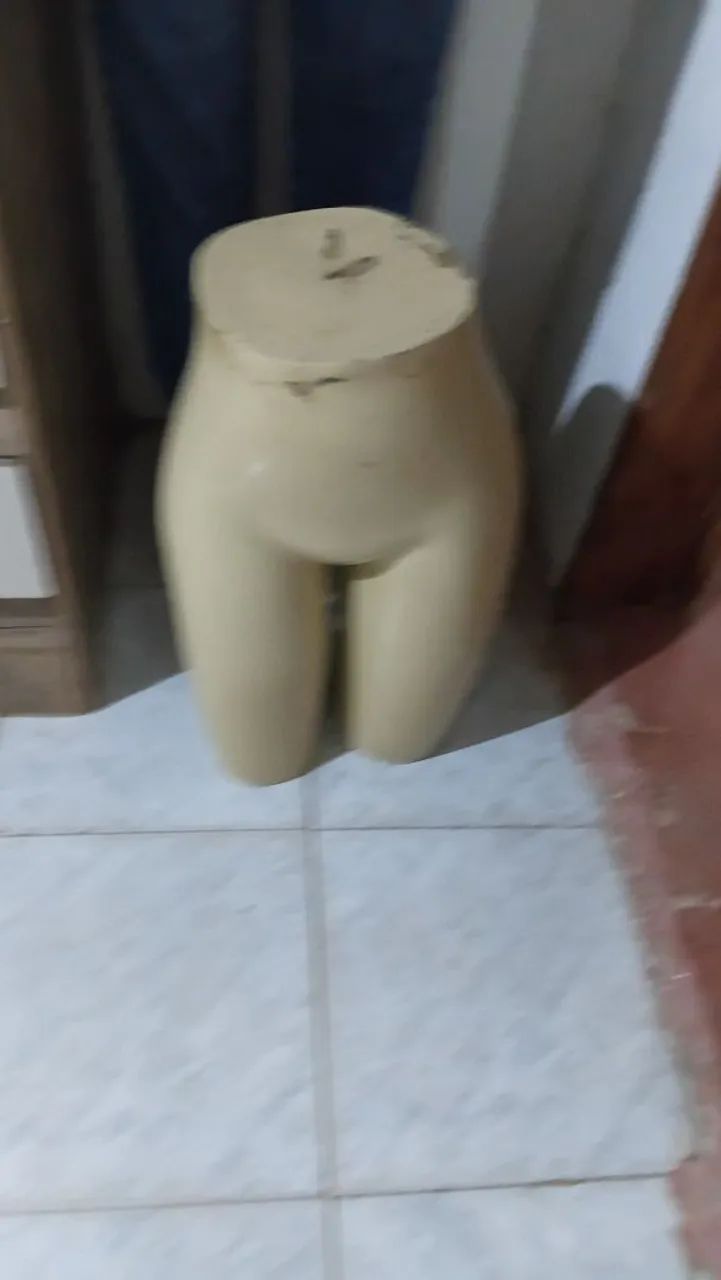 Manequim  im homem uma mulher e uma bunda - Foto 2