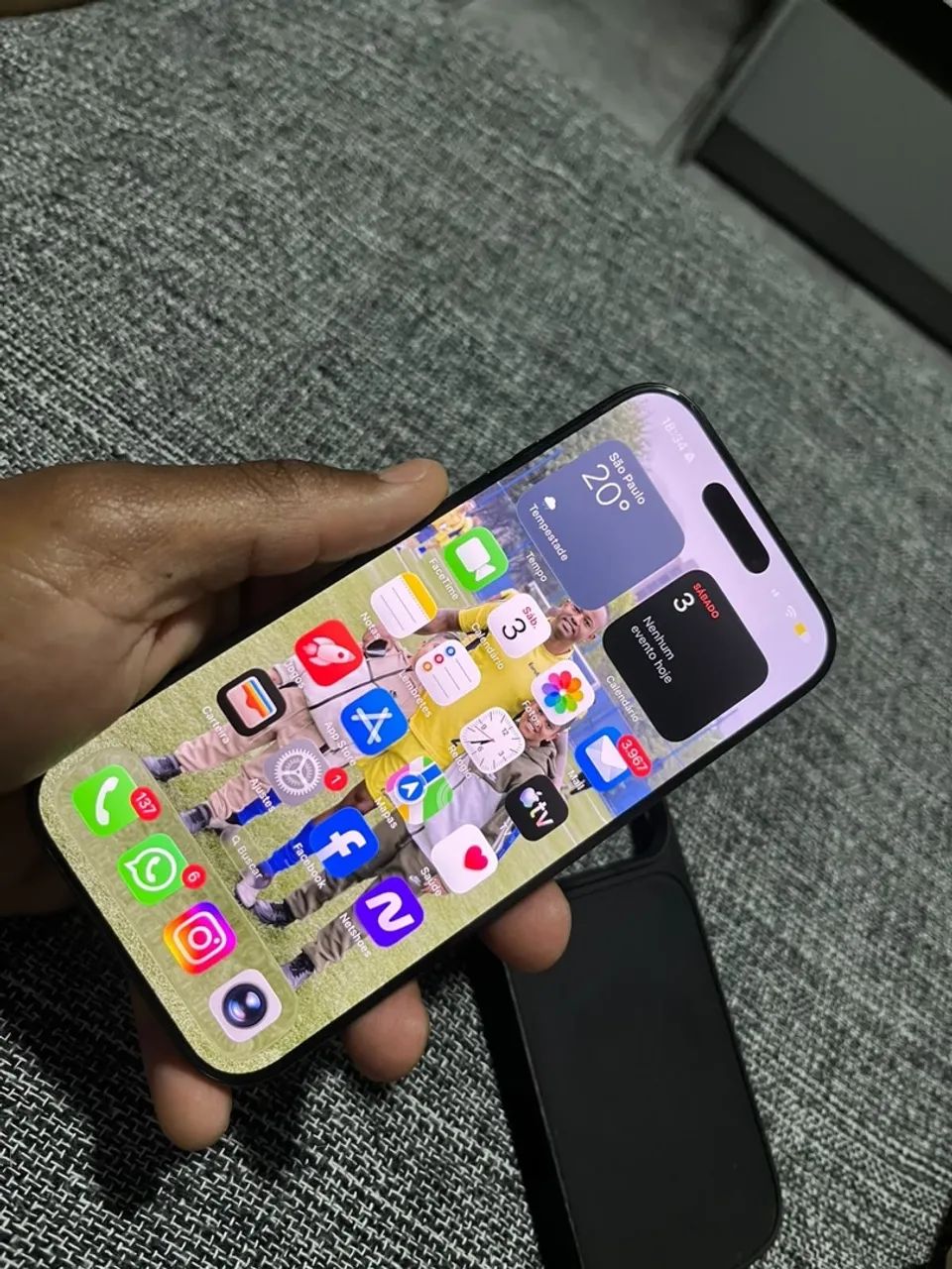 iPhone 16 pro com detalhe na tampa traseira - Foto 2