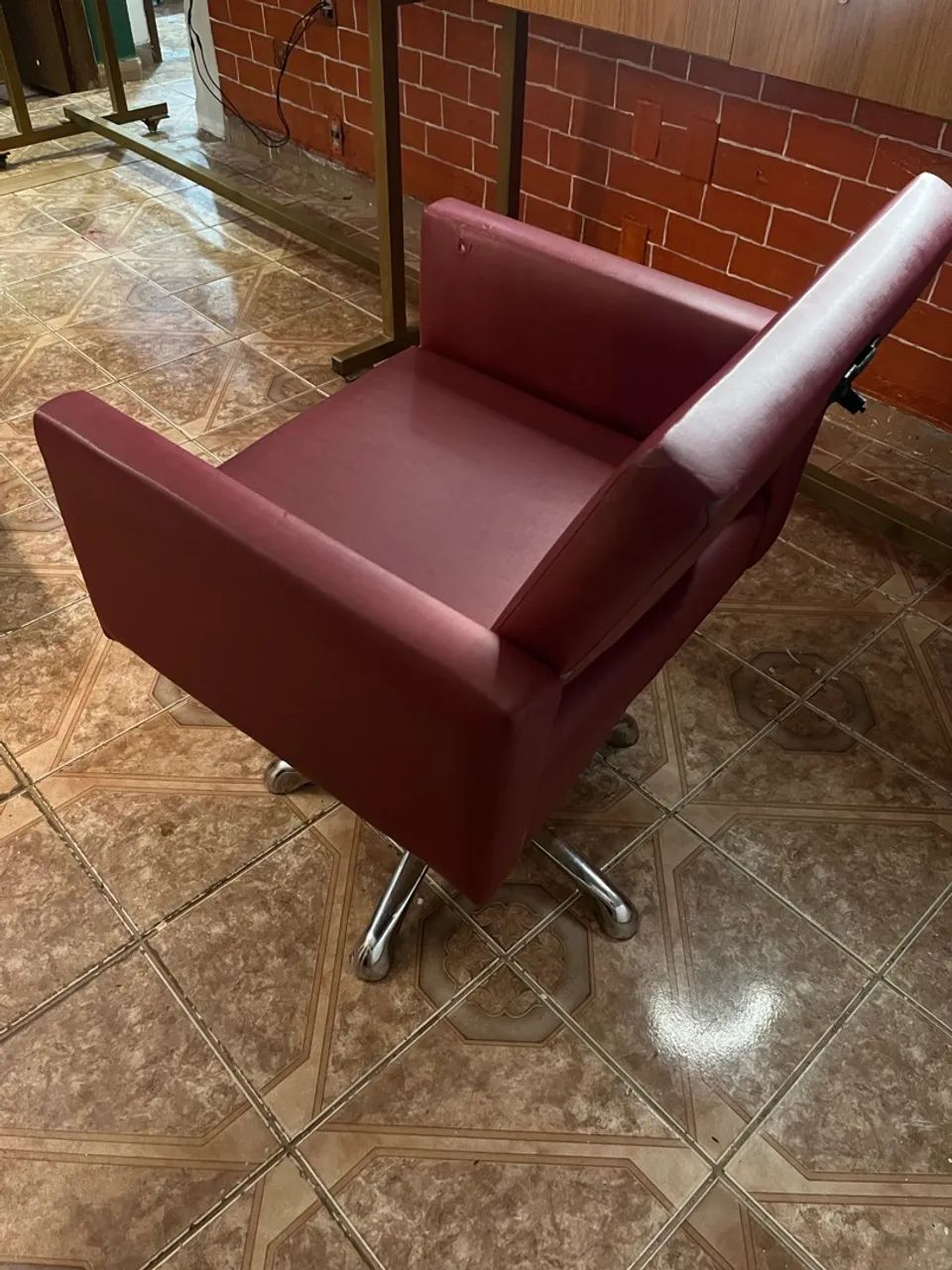 Vende-se cadeira de cabeleireiro hidráulica  - Foto 4