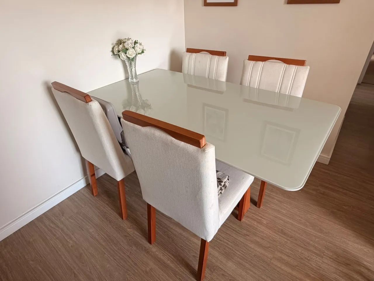 Mesa de jantar com 4 cadeiras 