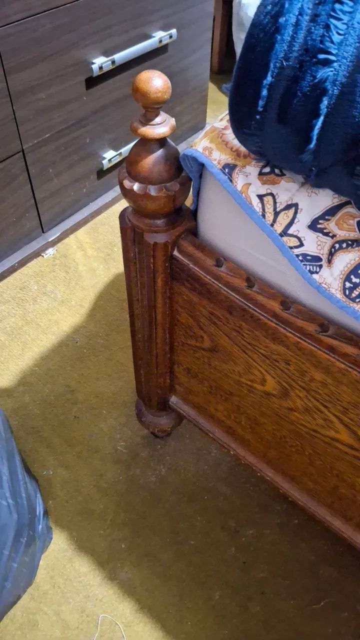 Cama de casal entalhada e criado mudo - Foto 2