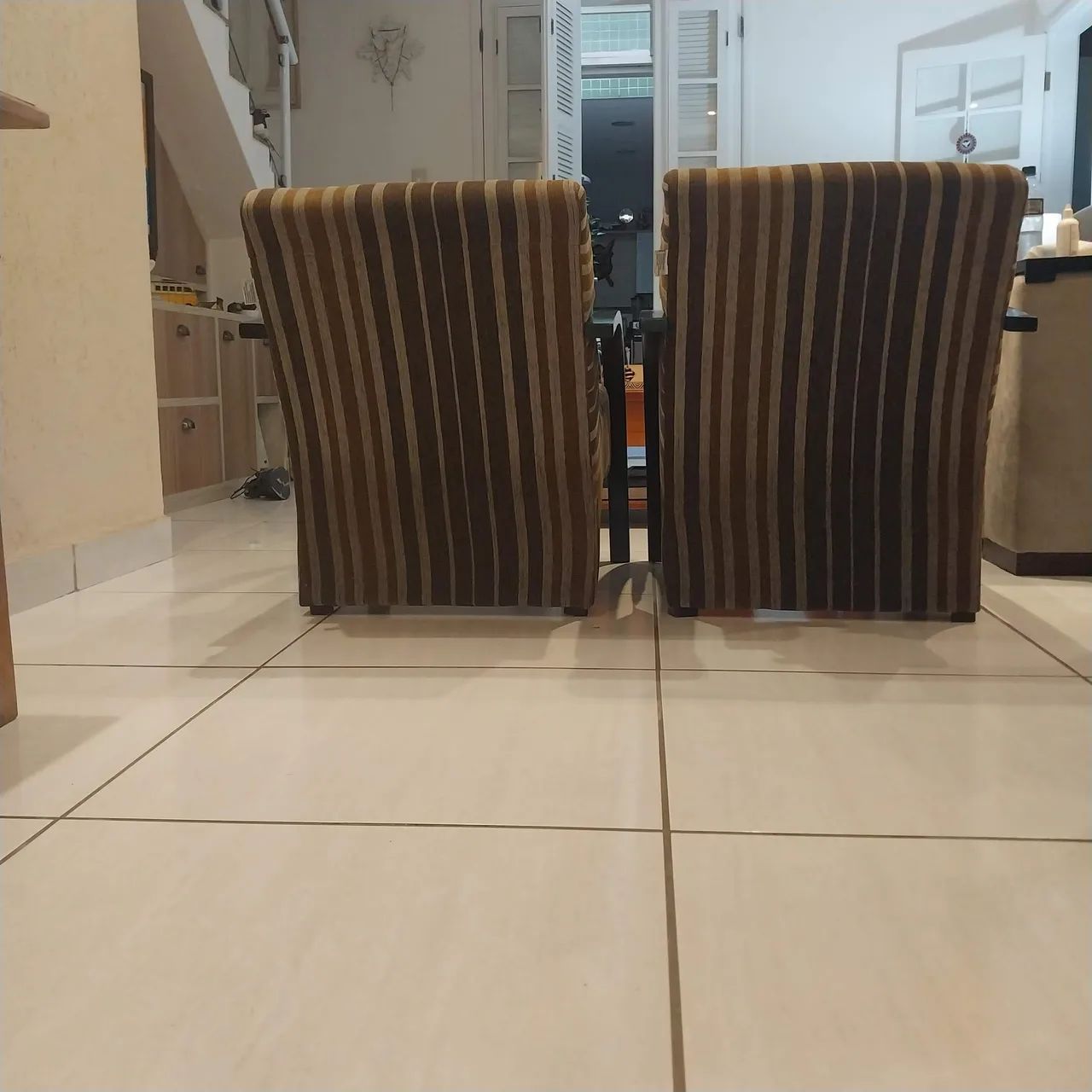 Poltronas com braços de madeira - Foto 3