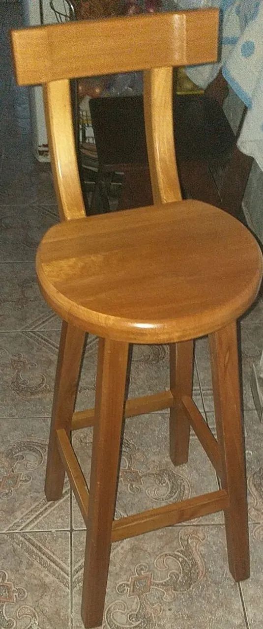 Banqueta de madeira com encosto 