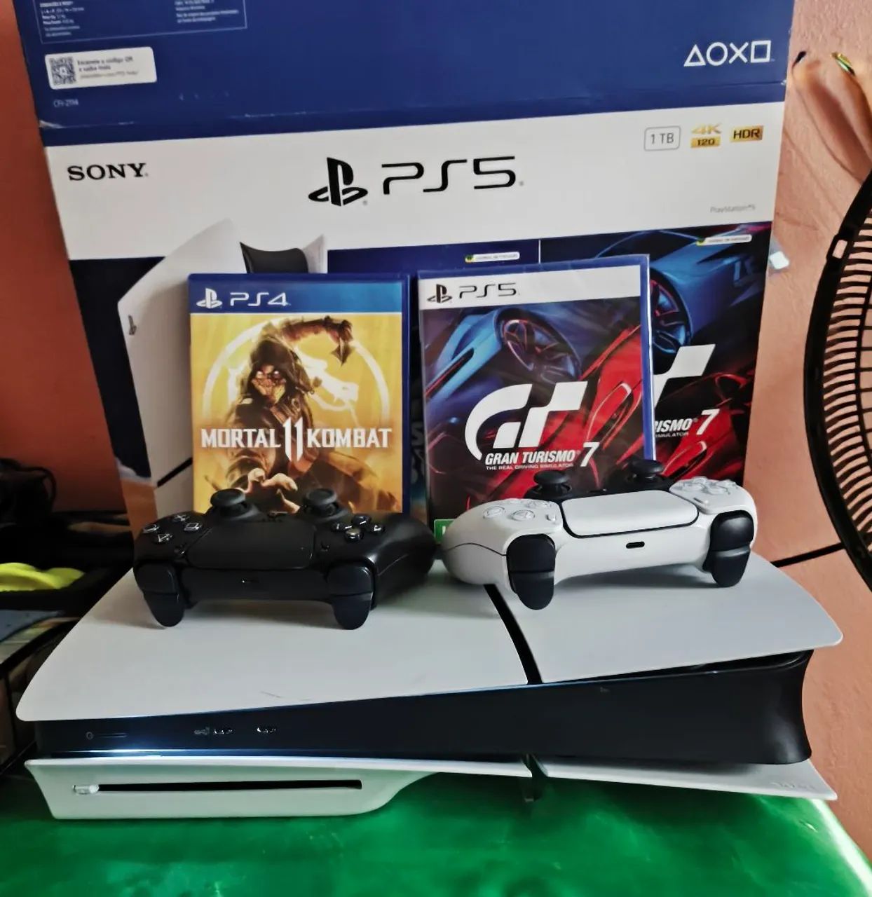vendo ps5 slin com leitor dois controles e doia jogos e caixa - Foto 2