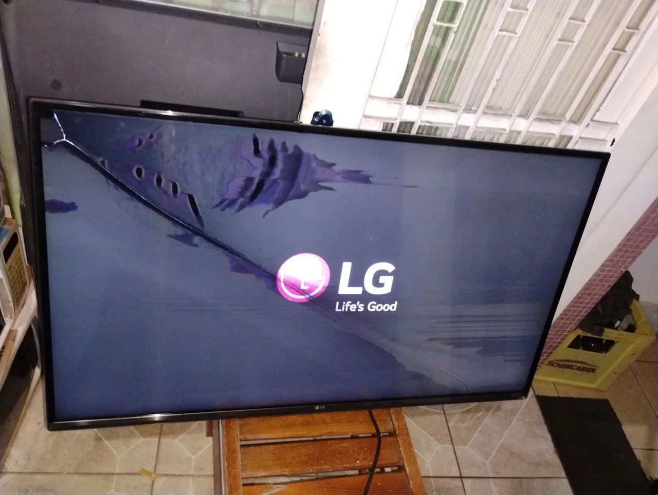 TV LED SMart LG 49 Polegadas Modelo 49UF7700  Tela trincada Ligando  - Foto 5