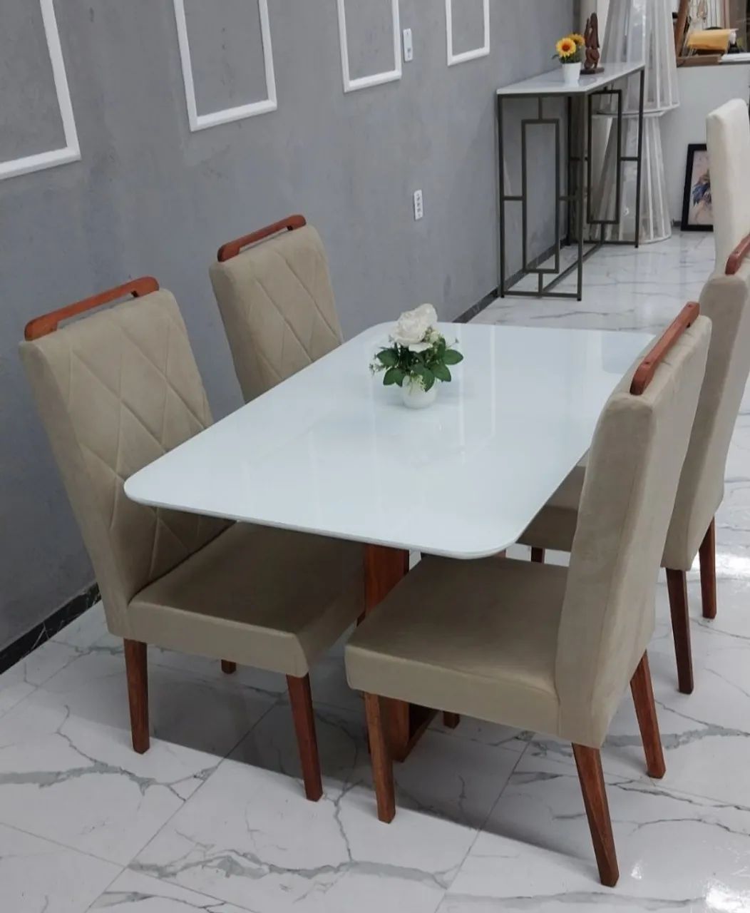 Conjunto Mesa de Madeira Maciça com Vidro + Cadeiras Estofadas Confortáveis - Foto 3