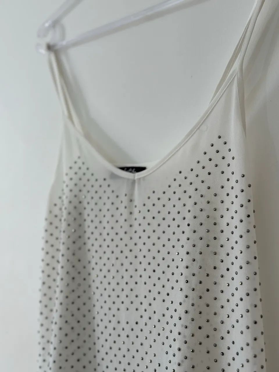 Blusa branca de alcinha com strass - Foto 2
