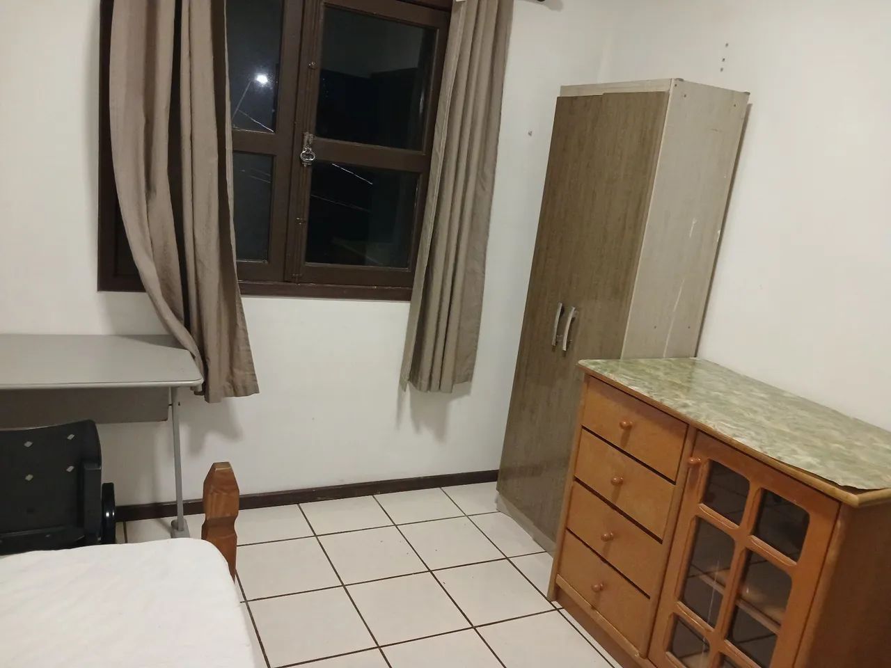 Quarto individual em República somente para  mulheres - Foto 3