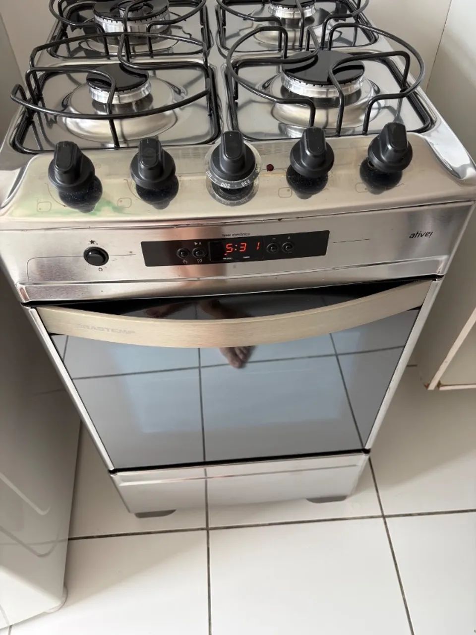 Fogão Brastemp 4 bocas acabamento em inox forno com duas prateleiras - Foto 4
