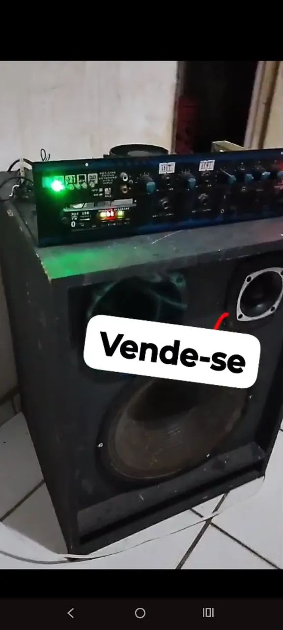 Caixa de som  tocando 