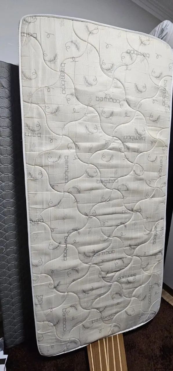 Cama solteiro praticamente nova com cama auxiliar e colchão. - Foto 2