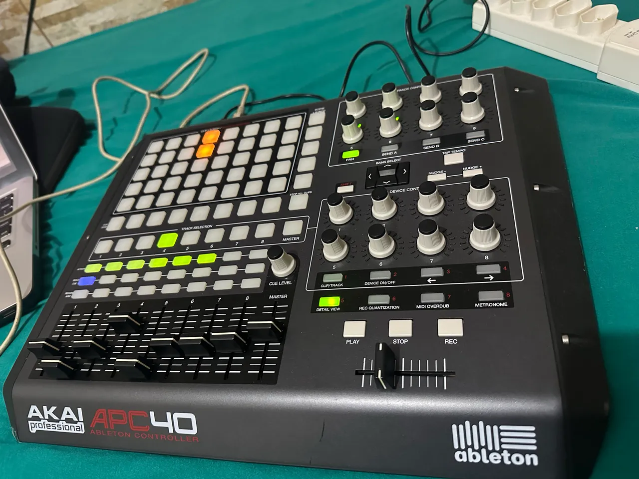 APC40 - AKAI Professional コントローラー 製品情報：APC40：AKAI professsional