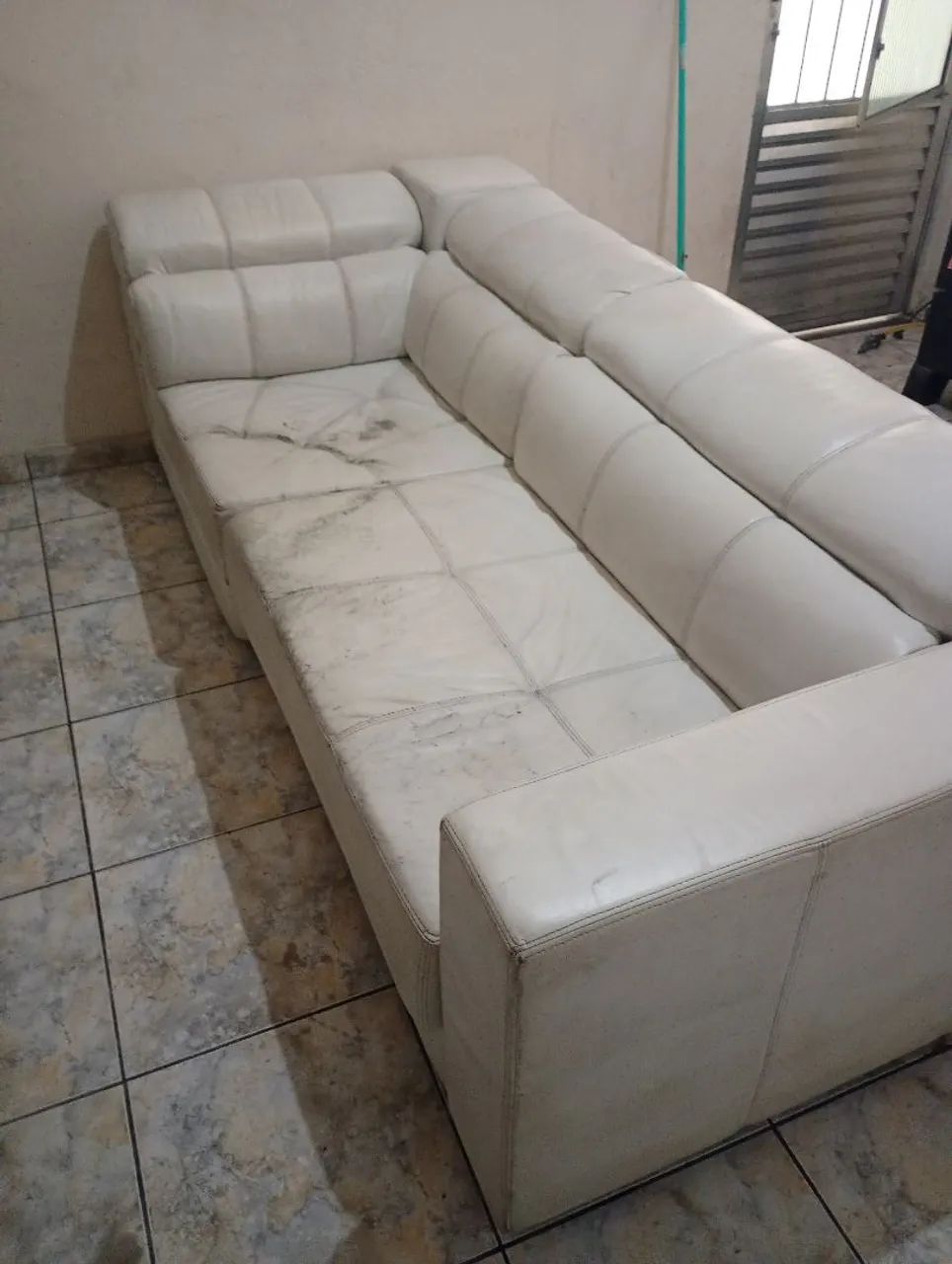Sofá retrátil de couro sintético branco. 3 e 2 lugares 