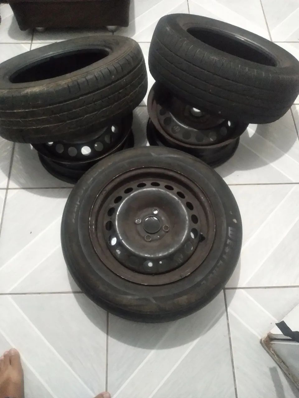 Pneu com aro ar.15 com pneu 195,65,15 são três rodas com pneu - Foto 3