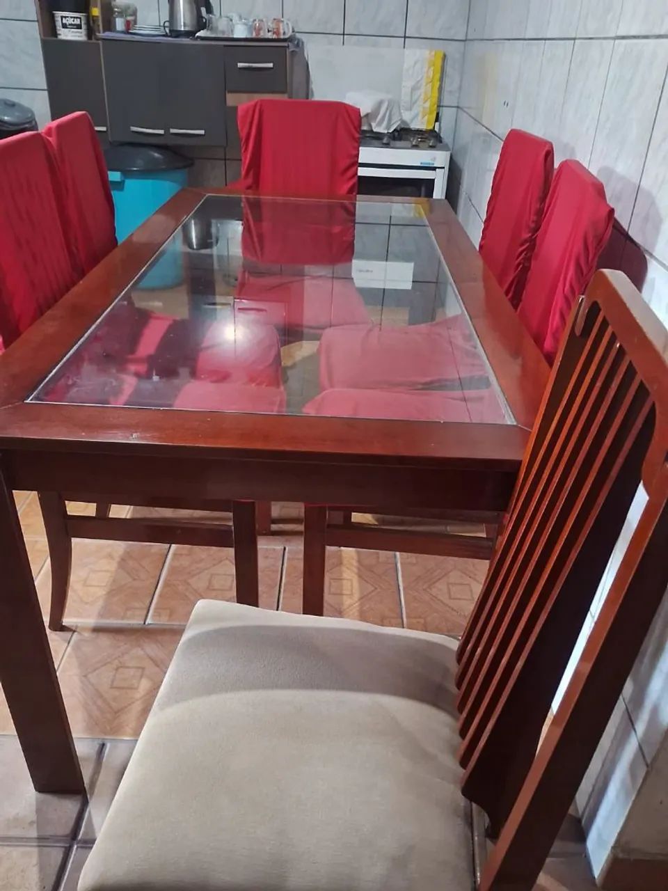 Mesa de madeira e vidro com 06 cadeira