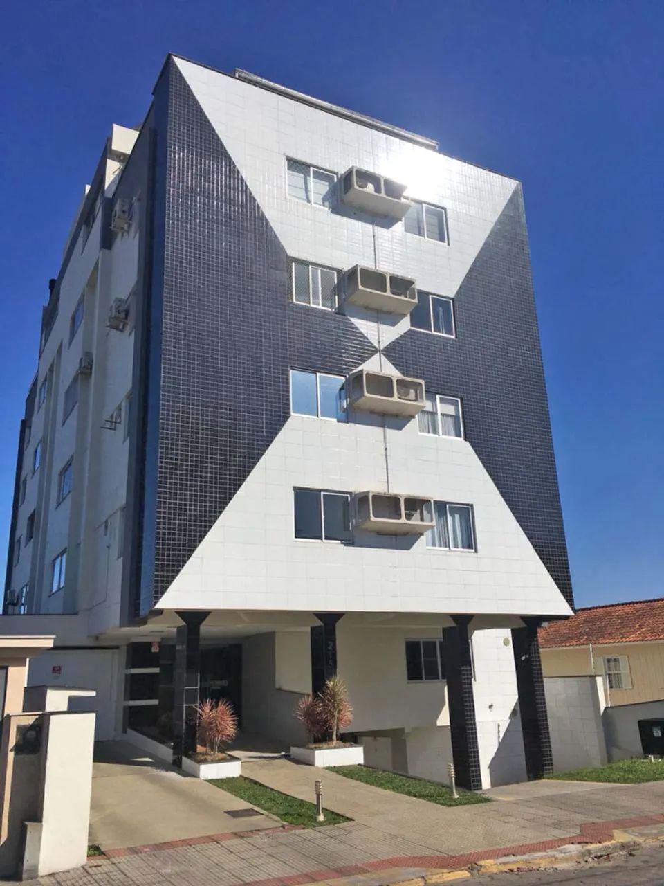 Apartamento (Padrão), com 3 quartos e 1 banheiros à Venda, 77 m² em Criciúma/SC