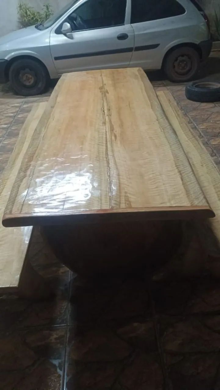 Mesa rústica na sucupira. Amarela 