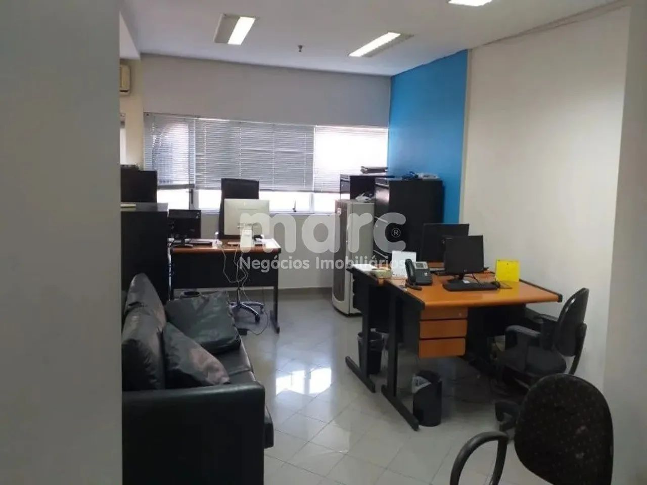 Sala Comercial com 29m2 na Alameda Santos à 160 m do metro brigadeiro. Com banheiro, uma v