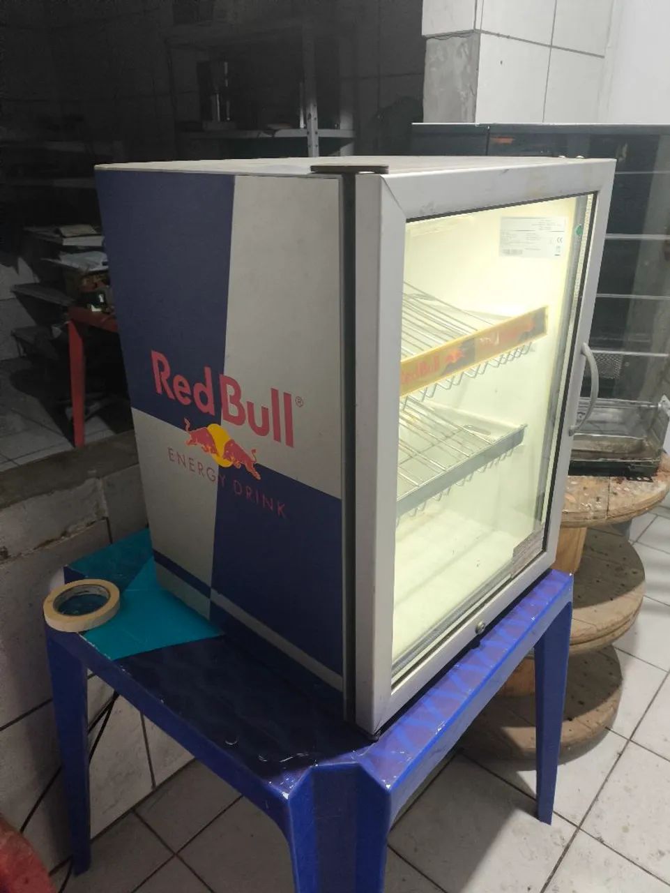 Mini geladeira red bull 