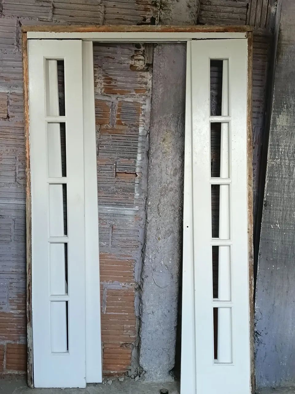 Kit porta branca de madeira e painel de madeira pra tv de 26 a 32 polegadas  - Foto 3