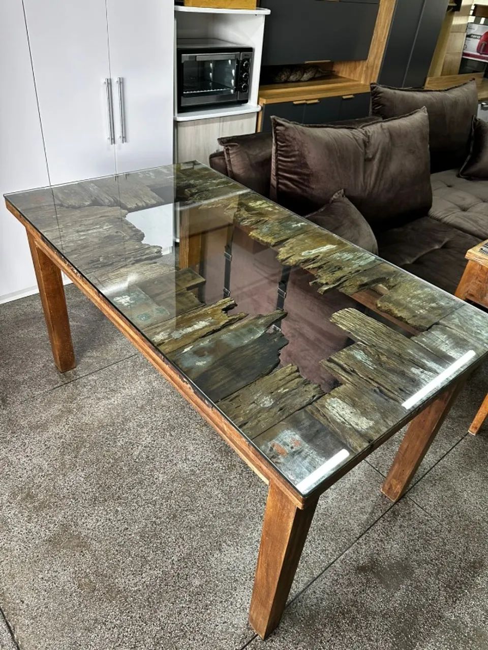Mesa de madeira de demolição com vidro sobreposto 