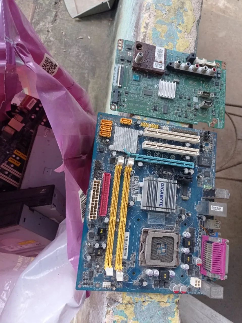 Placas e Peças Eletrônicas Velhas e Danificadas