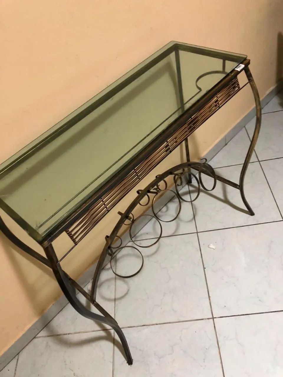 Mesa com suporte para vinhos e taças